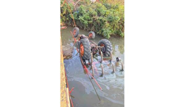 Samsun'da traktör sulama kanalına devrildi