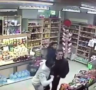 Markette kadını taciz ettiği iddia edilen adama kick bokscudan tek yumruk