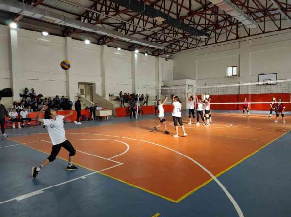 Cizre Emniyet Müdürlüğü öğrenciler için voleybol turnuvası başlattı - Şırnak haber