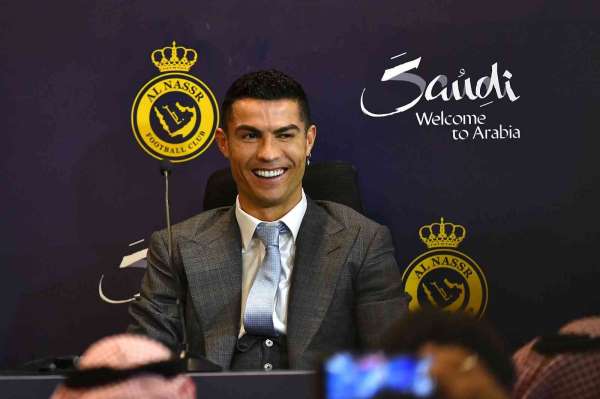 Cristiano Ronaldo, görkemli törenle Al Nassr'a imza attı