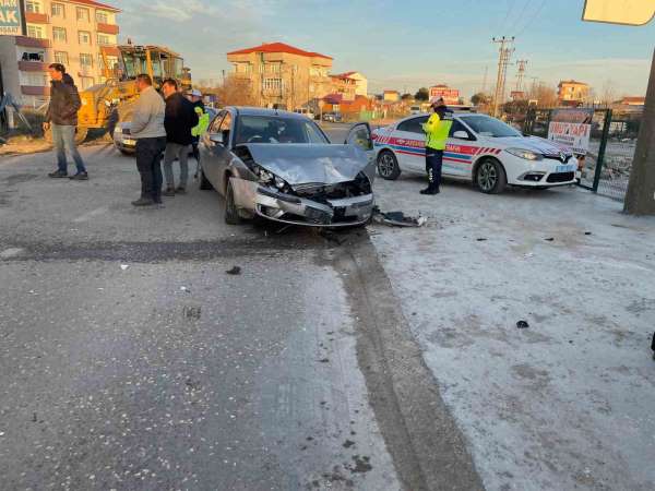 İş makinesi taşıyan kamyon otomobille çarpıştı: Kaza anı kameraya yansıdı