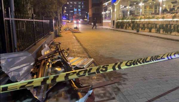 Samsun'da fırtına çatıları uçurdu, ağaçları devirdi