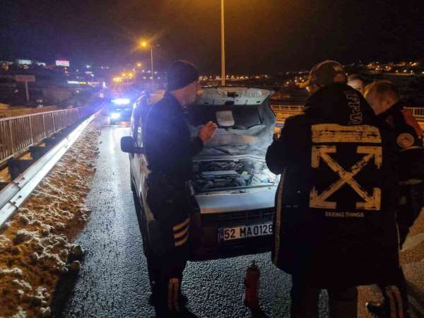 Sinop'ta seyir halindeki hafif ticari araç alev aldı