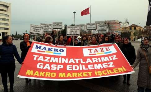 İşten çıkartılan çalışanlar tazminatları için yürüdü