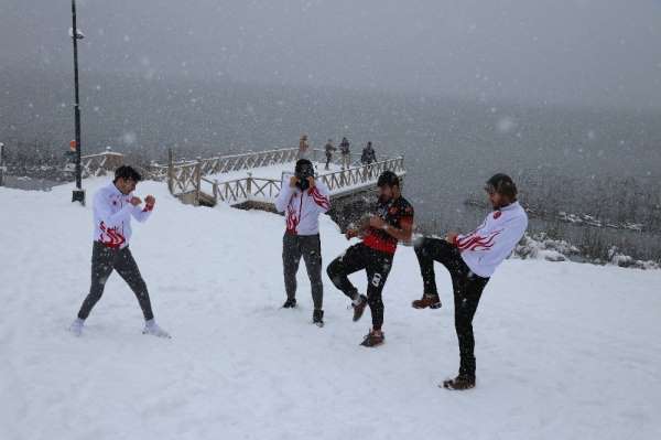 Muay Thai Milli Takımı, dondurucu soğukta Abant'ta antrenman yaptı 