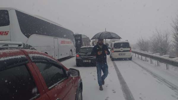 Yoğun kar ve TIR kazaları Bursa Ankara karayolunu trafiğe kapattı 