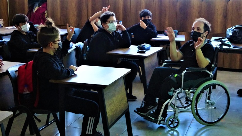 Samsun'da fedakar öğretmen tekerlekli sandalye ile derse giriyor