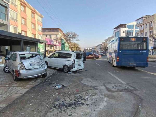 Kayganlaşan yol 2 belediye otobüsünün art arda kazasına sebep oldu