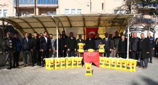 Bozüyük'te 13 çiftçiye yem bitkileri tohumu dağıtıldı