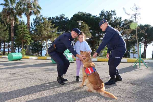 Jandarma köpeği Rio'dan miniklere gösteri