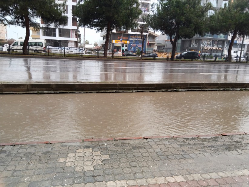 Samsun'da her yağmurda göle dönen yol vatandaşları çaresiz bırakıyor!