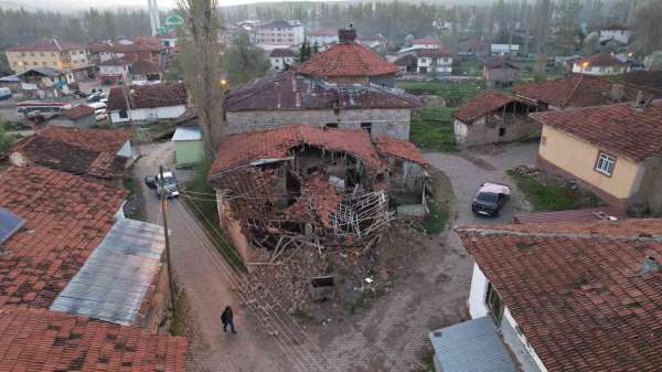 5,6'lık depremin merkez üssü Buğdaylı köyünde yaralar sarılıyor