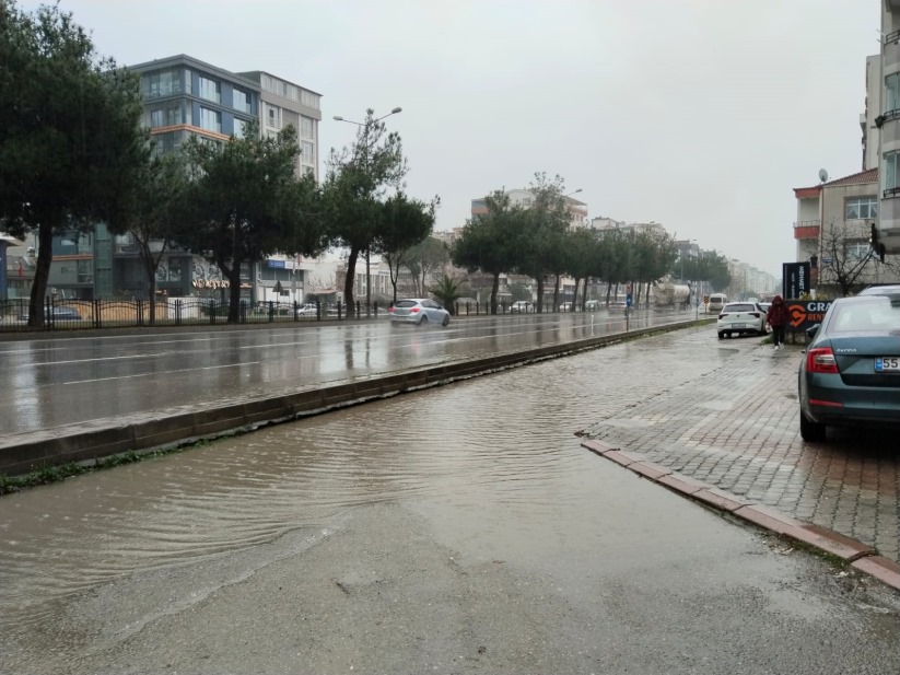 Samsun'da her yağmurda göle dönen yol vatandaşları çaresiz bırakıyor!