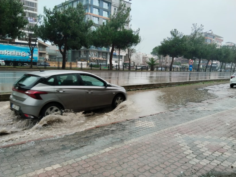 Samsun'da her yağmurda göle dönen yol vatandaşları çaresiz bırakıyor!