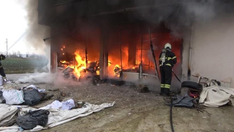 Samsun'da tekstil atölyesi alevlere teslim oldu