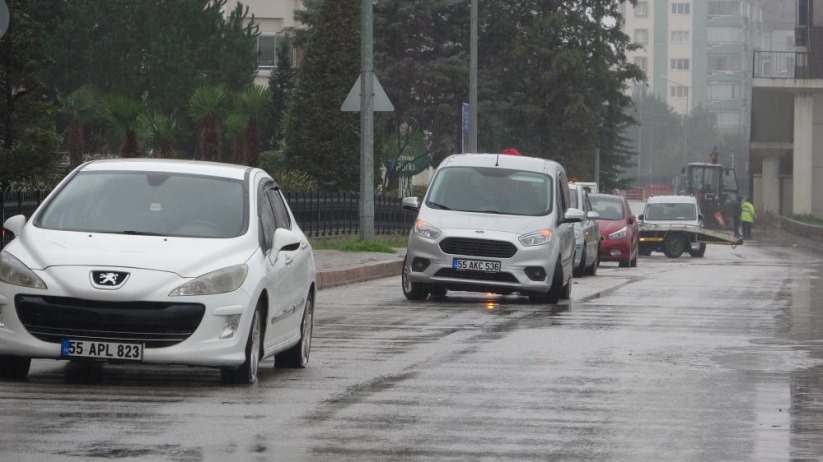 Samsun'da çukura düşen 20'ye yakın aracın tekerleri patladı: Bakın nedeni ne çıktı?