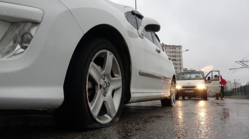 Samsun'da çukura düşen 20'ye yakın aracın tekerleri patladı: Bakın nedeni ne çıktı?