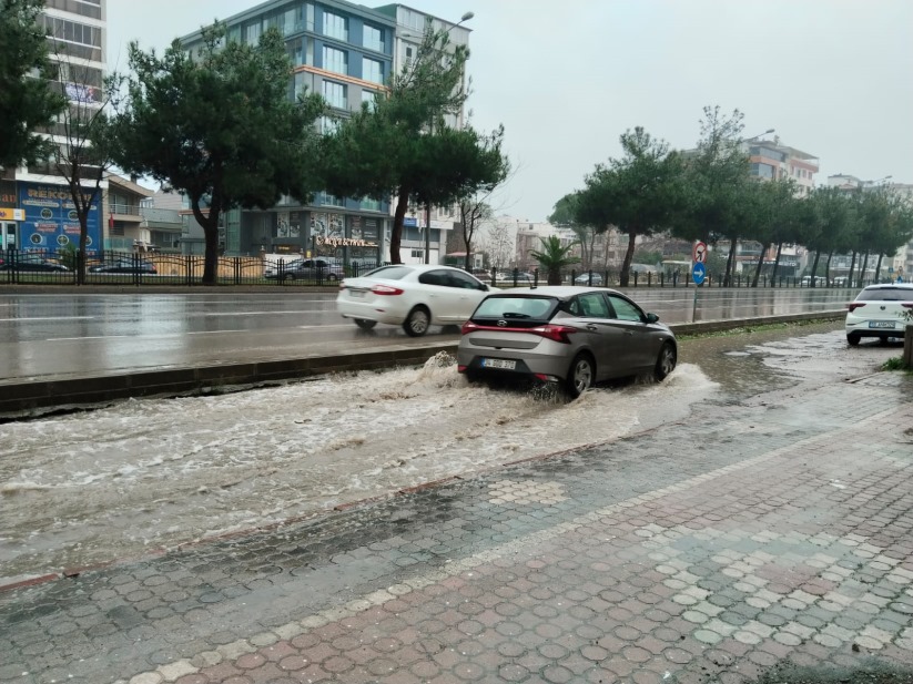 Samsun'da her yağmurda göle dönen yol vatandaşları çaresiz bırakıyor!