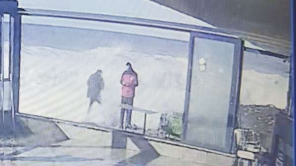 Dev dalgaları görüntülemek isterken az kalsın suya kapılıyordu