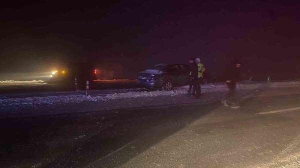 Muş'ta sis ve buzlanma kazaya neden oldu: Otomobil refüje çarptı