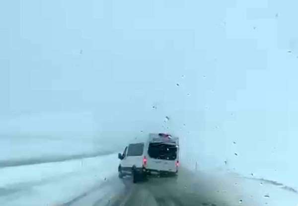 Siirt'te minibüsün kıl payı atlattığı kaza kamerada