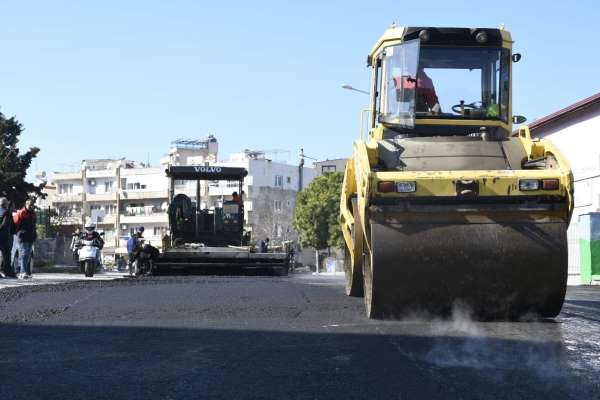 Kuşadası'nda sıcak asfalt çalışmaları Camiatik Mahallesi ile sürüyor