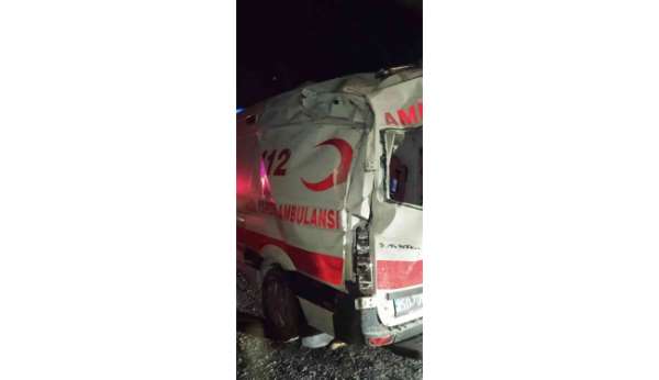 Hasta taşıyan ambulans buzlanma nedeniyle kaza yaptı: 1 yaralı