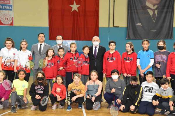 Vali Karadeniz milli sporcularla badminton oynadı - Manisa haber
