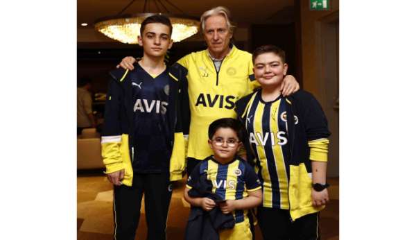 Depremzede Kamilcan'a Fenerbahçeli oyuncularla bir araya geldi