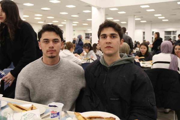 Anadolu Üniversitesi Rektörü Adıgüzel 4 bine yakın öğrenci ile iftar yaptı