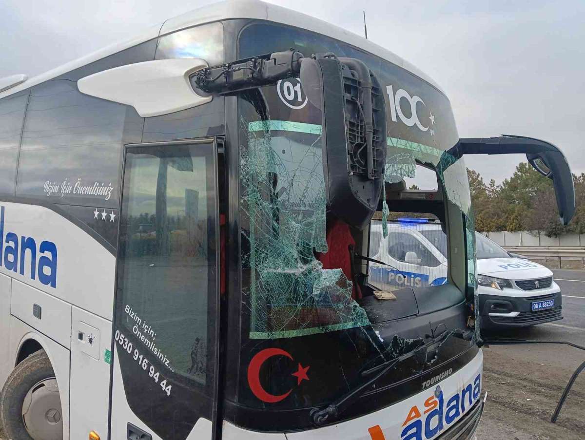 Ankara'da 5'i ağır 16 kişinin yaralandığı otobüs kazası kameraya yansıdı