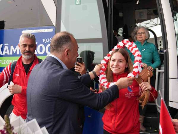 Avrupa şampiyonu Alara Atmaca, Balıkesir'de coşkuyla karşılandı