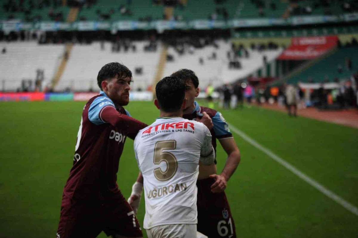 Konyaspor - Trabzonspor maçının uzatma dakikalarında kavga çıktı