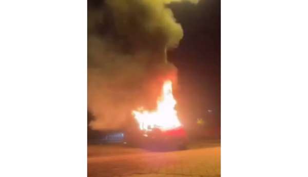 Park halindeki minibüs alevlere teslim oldu