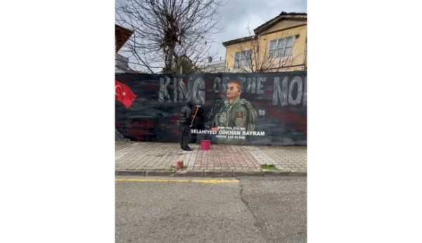 Şehidin resmini grafiti yapan gence Başkan Doğan'dan hediye