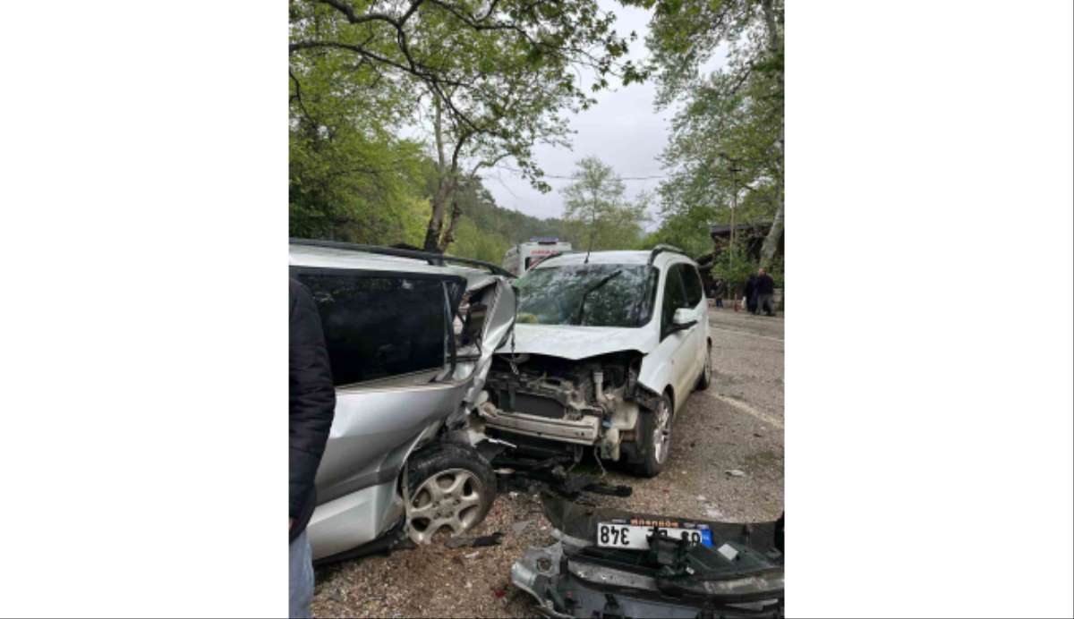 Adana'da 5 kişilik ailenin cenazesinden dönen amca aynı yolda kaza yaptı: 8 yaralı