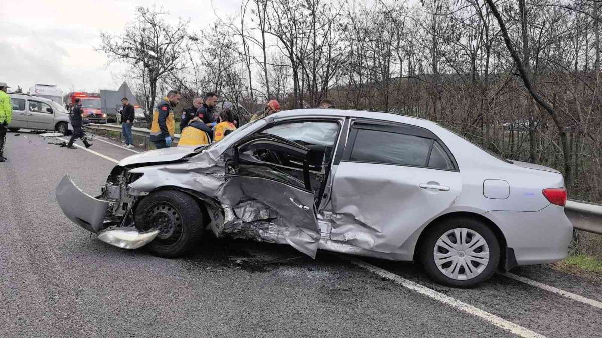 Bursa'da trafik kazası: 3 kişi yaralandı