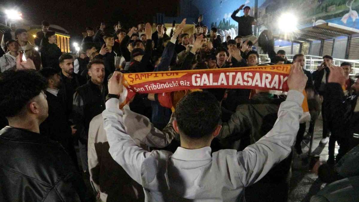Van'da Galatasaraylı taraftarların derbi sevinci
