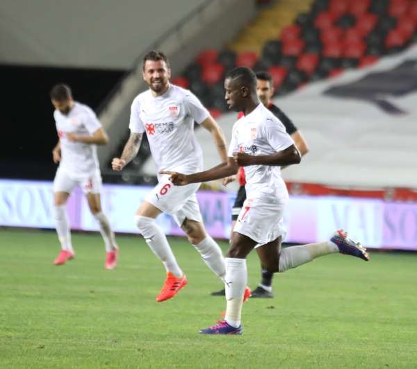 Max Gradel 10. golünü atmanın sevincini yaşadı