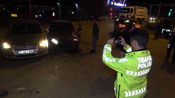 Aynı kavşakta peş peşe kaza: Kırmızı ışıktan geçen alkollü sürücü araçlara daldı - Kırıkkale haber