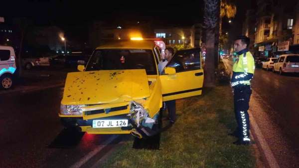 Kaza yapıp yaralanan gençler otomobili bırakıp kaçtı - Antalya haber
