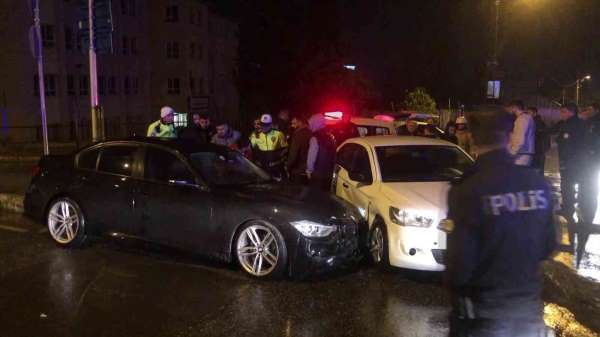 Maltepe'de, 1 kişinin yaralandığı kaza sonrası sürücülerin kavgası kamerada