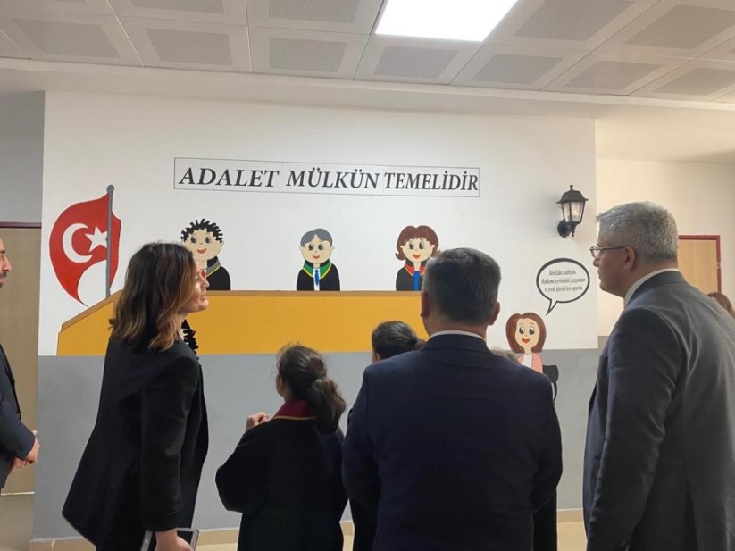 Ortaokulda 'Hukuk Sokağı' açıldı