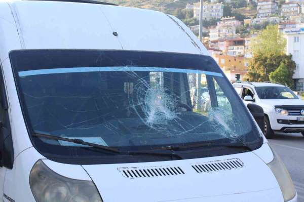 Antalya'da öğrencilerin bulunduğu servis aracına sopalı saldırı