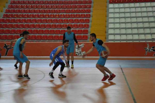 Kars'ta İller Arası Basketbol Turnuvası nefesleri kesiyor