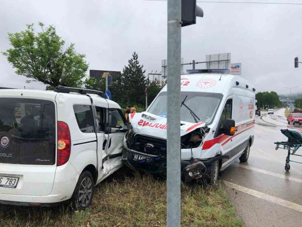 Tokat'ta ambulans ile panelvan araç çarpıştı: 3 yaralı