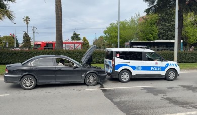 Otomobil, polis ekip otosuna arkadan çarptı