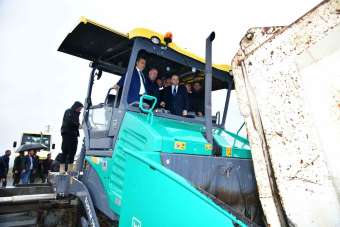 Ardahan'da köy yolları asfalt yerine beton kullanılarak yenileniyor