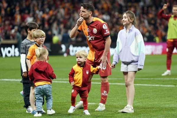 Galatasaray'da maç sonu 3'lüsü Mertens ve Muslera'dan