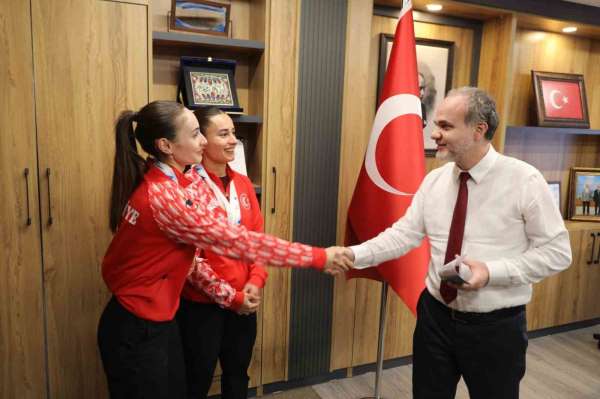 NÖHÜ mezunu milli sporculardan Rektör Uslu'ya ziyaret